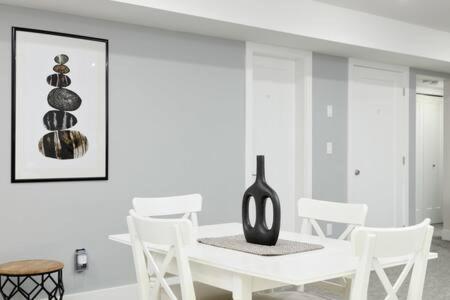 Bright New 1 Bedroom Private Secondary Basement Suite Норт-Ванкувер Екстер'єр фото