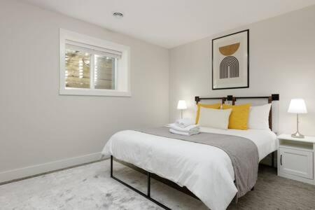 Bright New 1 Bedroom Private Secondary Basement Suite Норт-Ванкувер Екстер'єр фото