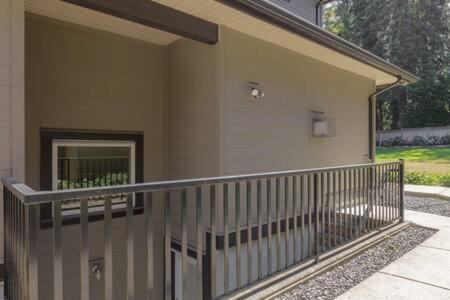 Bright New 1 Bedroom Private Secondary Basement Suite Норт-Ванкувер Екстер'єр фото