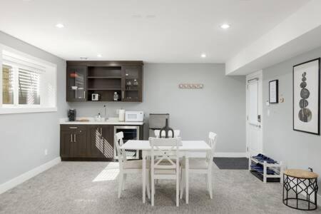 Bright New 1 Bedroom Private Secondary Basement Suite Норт-Ванкувер Екстер'єр фото